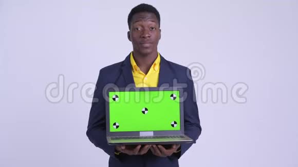 年轻快乐的非洲商人一边讲一边展示笔记本电脑视频的预览图
