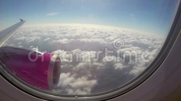 飞机在云层附近飞行阳光飞行机翼涡轮蓝天视频的预览图