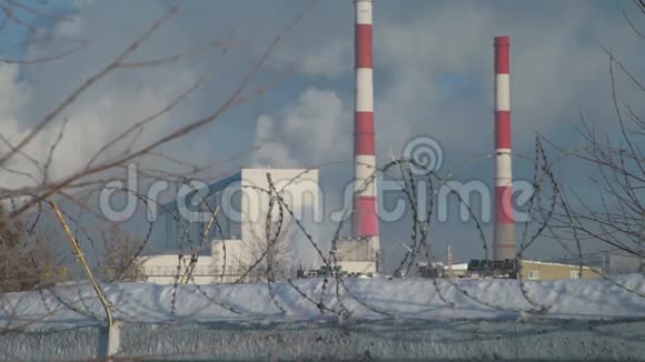 铁丝网后面的大工厂视频的预览图
