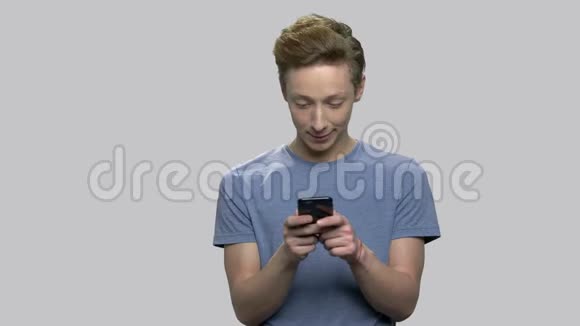 少年拿着智能手机聊天视频的预览图