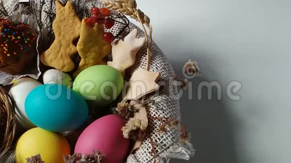 带蛋饼的复活节篮子干花揭示视频的预览图