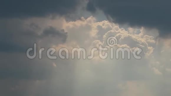 群山中壮丽的天空景观太阳光线穿过云层视频的预览图