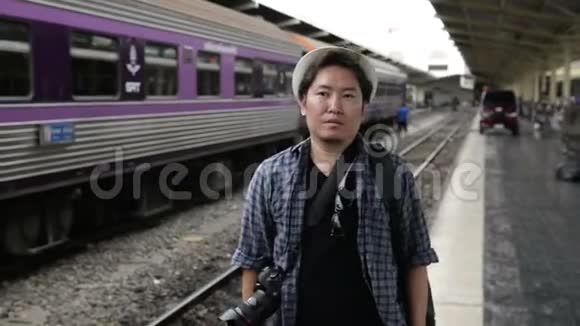 快乐的日本游客与泰国火车站同行视频的预览图