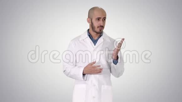 中年医生穿着医疗制服用手掌指着摄像机视频的预览图
