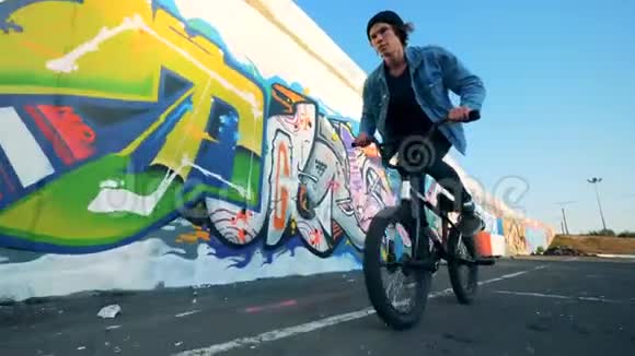 男骑自行车的人骑着自行车在上面跳视频的预览图