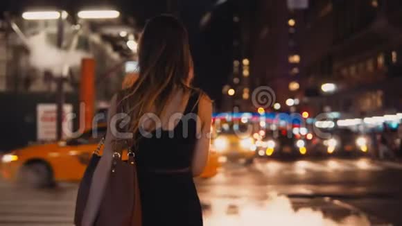 傍晚年轻时尚的女士站在市中心的交通中在美国纽约环顾四周视频的预览图
