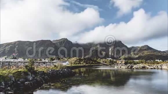 4k时间推移电影片段挪威洛福顿群岛的一个村庄蓝天上有云阳光明媚倒影视频的预览图