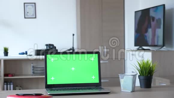 笔记本电脑与等距门模拟绿色屏幕色度在现代平板视频的预览图