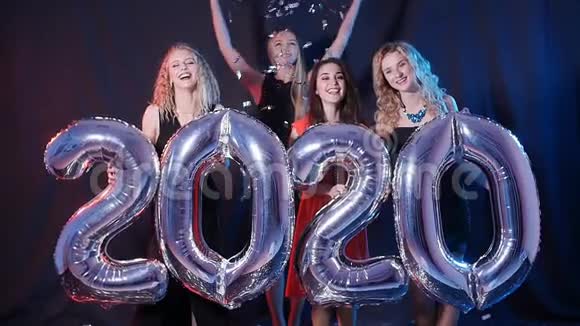 新年快乐年轻妇女群体正在享受乐趣并拥有更多的2020年视频的预览图