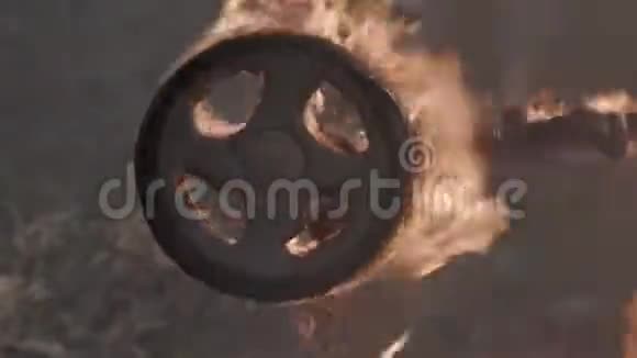 婴儿车的车轮在火中融化视频的预览图