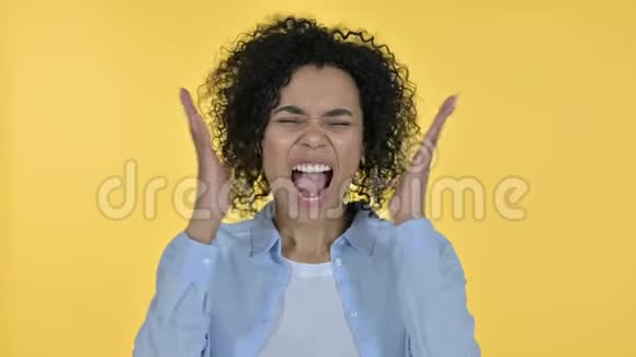 愤怒的非洲女人尖叫的肖像视频的预览图