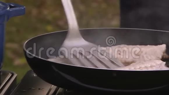 煎锅上的鱼片视频的预览图