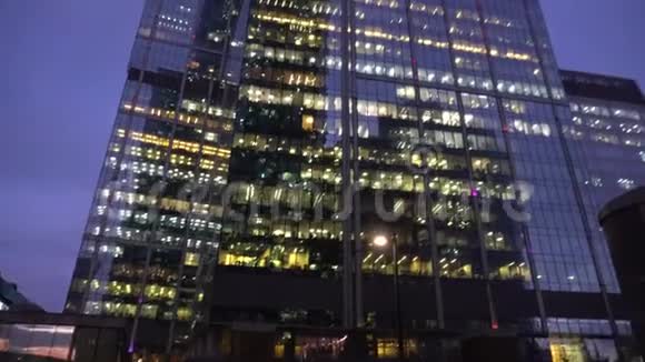 不同形状的未来式摩天大楼不寻常的相机旋转路径视频的预览图