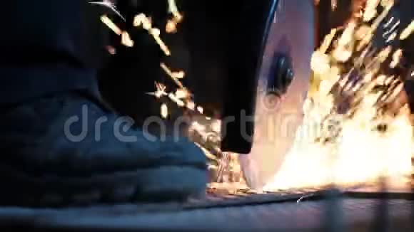 采用现代设备对焊机打磨光滑钢铁进行特写工业生产锁匠工业视频的预览图