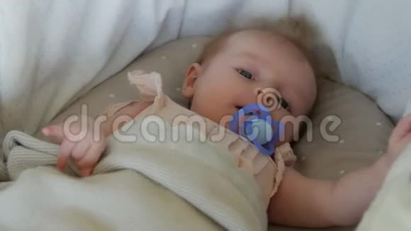 小宝宝躺在婴儿床上女孩哭妈妈给孩子一个奶嘴视频的预览图