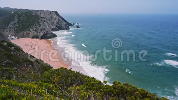 4普拉亚达阿德拉加冲浪海滩白色大西洋海浪随着游客向沙滩翻滚葡萄牙辛特拉视频的预览图