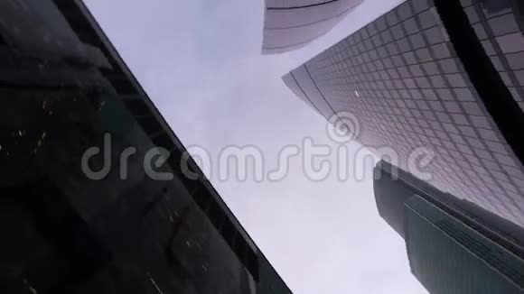 垂直旋转的办公楼下方的全景图视频的预览图