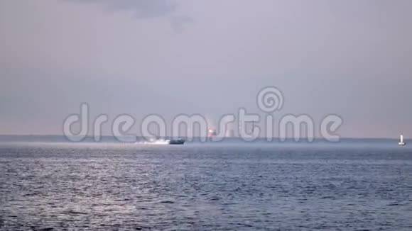 从海岸上观看穿越芬兰海湾的高速Raketa水翼船背景是热p视频的预览图