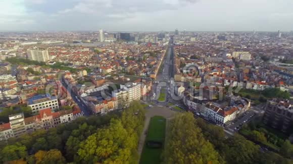 布鲁塞尔美丽的交通城市景观街道建筑空中视频的预览图