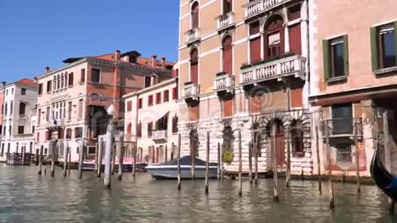 威尼斯运河岸边的建筑物和宫殿视频的预览图