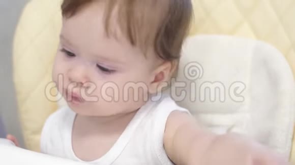 婴儿愉快地吃婴儿食品视频的预览图