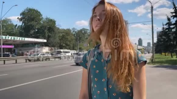 年轻迷人的姜女带着包哈尔斯出租车城市街道背景是道路女叫出租车视频的预览图