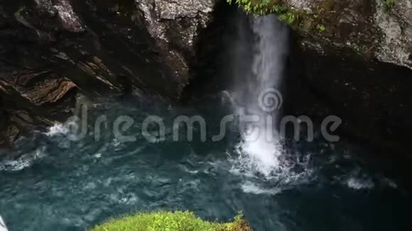 挪威多云天绿色植物中间美丽的小瀑布视频的预览图
