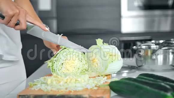 女人厨房里切白菜的特写镜头视频的预览图