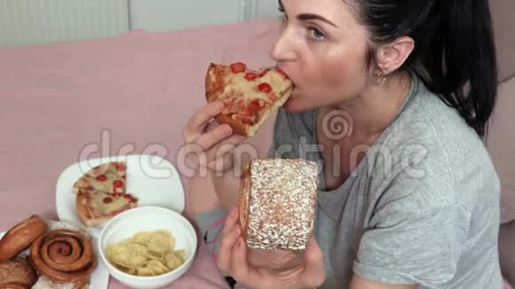 女人吃甜面包和披萨视频的预览图