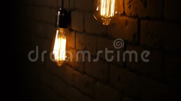 老式灯丝爱迪生灯泡灯在黑暗中亮起带有钨丝的白炽灯视频的预览图