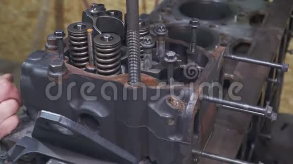 工人清理零件修理引擎视频的预览图