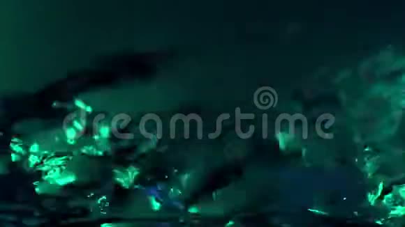 绿色的水沸腾着美丽的彩色霓虹灯教育化学测试的概念演示和视频的预览图