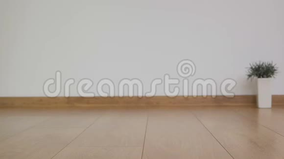 一个穿暖和羊毛袜的男人和女人的腿的特写镜头站在房间的木地板上跳舞视频的预览图