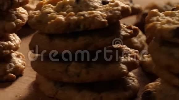 在木切割板上的燕麦片巧克力饼干视频的预览图