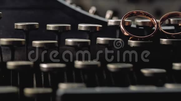 打字机上的金戒指大型婚礼特写钻石首饰视频的预览图
