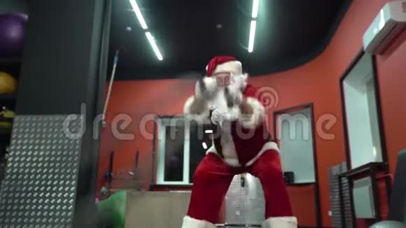 圣诞老人在体育馆训练有战绳的圣诞老人在健身健身馆进行功能性训练视频的预览图