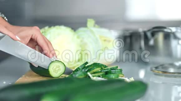 女人厨房切黄瓜的特写镜头视频的预览图
