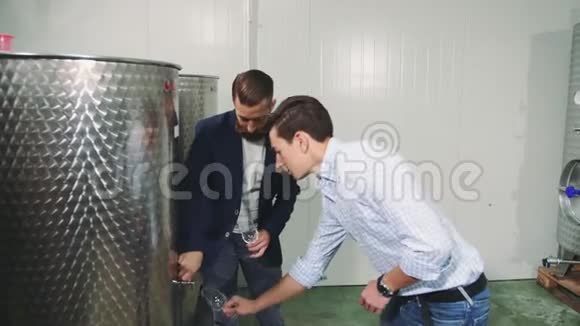 男人在生产过程中品尝新鲜葡萄酒视频的预览图