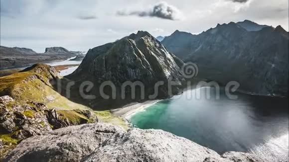 4k时间推移电影剪辑在北极山海岸线日落挪威罗富顿群岛Ryten山视频的预览图
