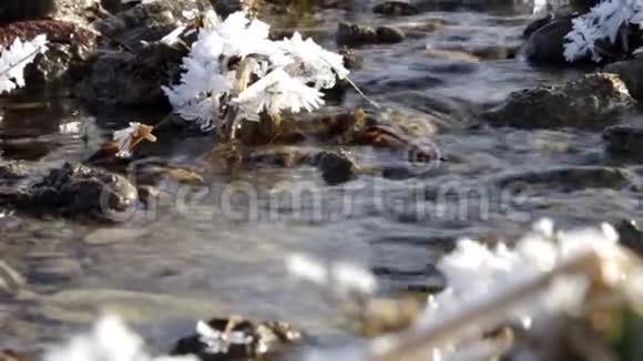 流淌在冰冻的风景中视频的预览图