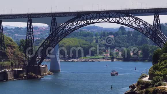 葡萄牙波尔图日船观杜罗河在标志性桥梁下视频的预览图