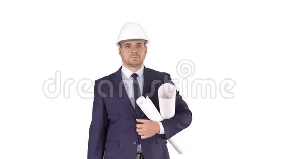 男建筑师穿着西装戴着安全帽带着蓝图和公文包走在白色背景上视频的预览图