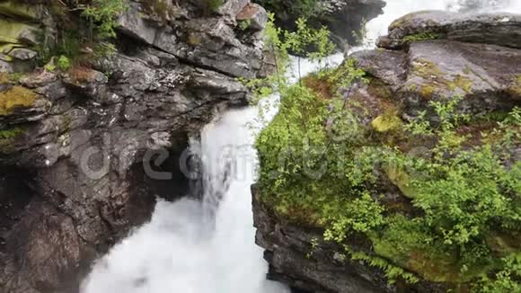 挪威多云天绿色植物中间美丽的小瀑布视频的预览图