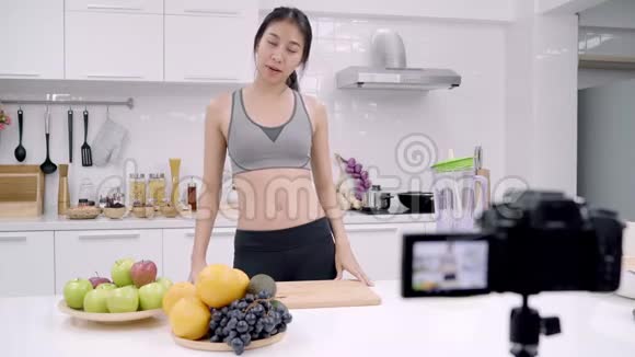 博客体育亚洲妇女使用相机录制如何制作鳄梨果汁视频为她的订户女性使用有机水果视频的预览图