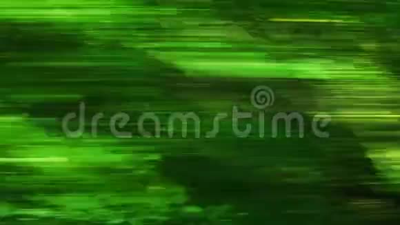 在绿色森林的道路上超速行驶4K镜头视频的预览图
