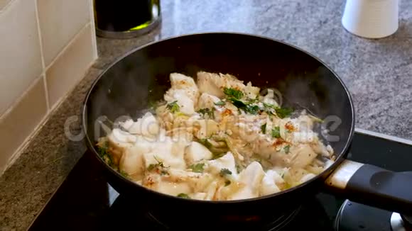 烹饪新鲜鱼鳕鱼片添加奶油草药和柠檬视频的预览图