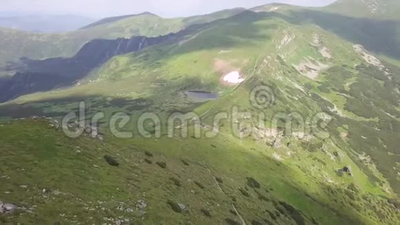 鸟s眼观高地湖奈萨莫维特和山景喀尔巴阡山脉视频的预览图