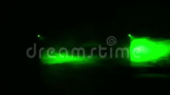 在烟雾毯的黑暗中轮廓聚光灯发出的绿色光线视频的预览图
