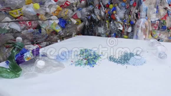 彩色回收塑料瓶的结果蒸馏视频的预览图