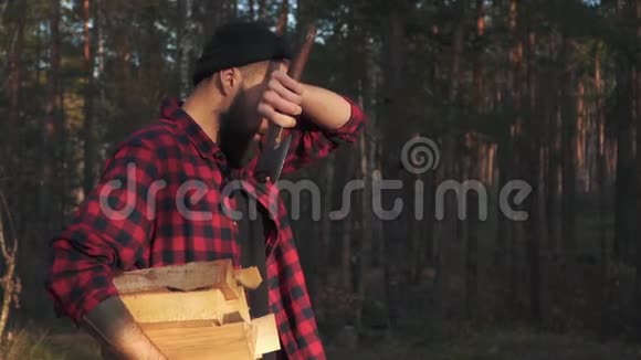 大胡子走在森林里一只手拿着砍好的木头肩上扛着斧头福斯特带着木柴这就是视频的预览图